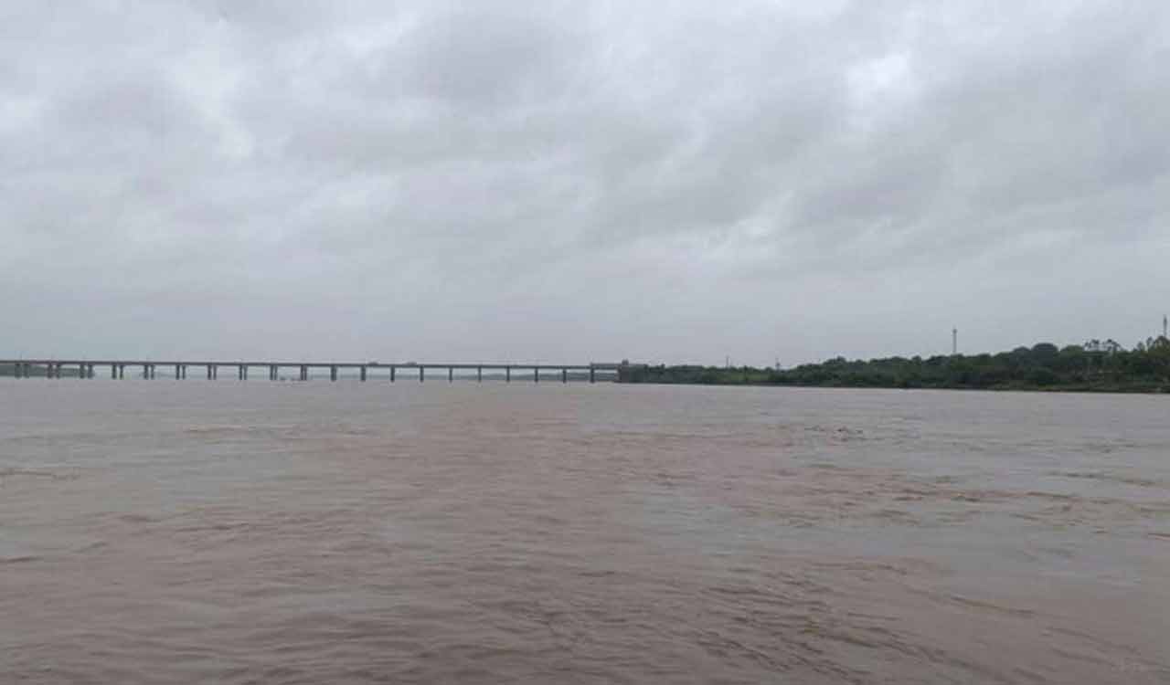 Telangana asks AP to ensure free flood flow in Godavari