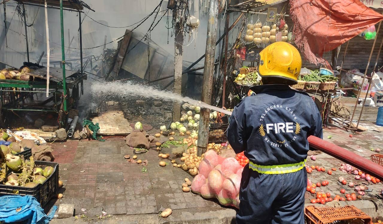Hyderabad: Panic prevails after fire breaks out in several eateries at Madhapur