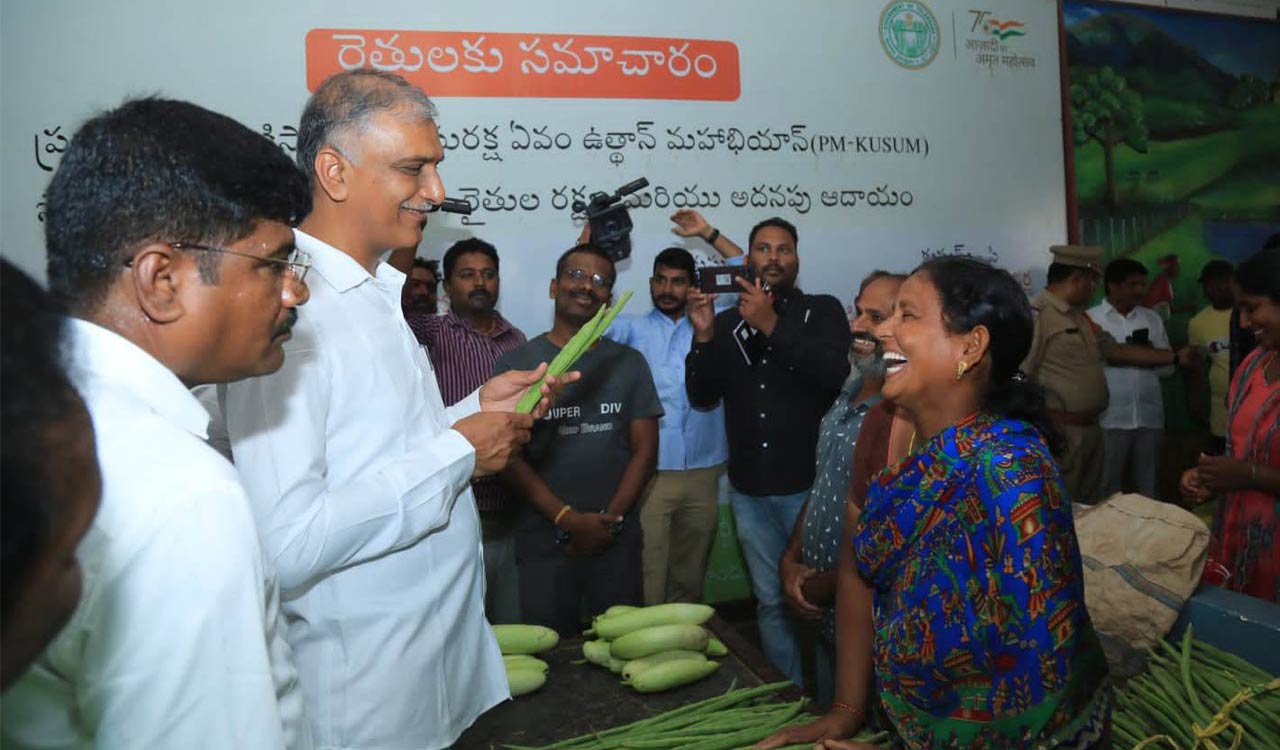 Harish Rao pays surprise visit to Rythu Bazaar in Siddipet