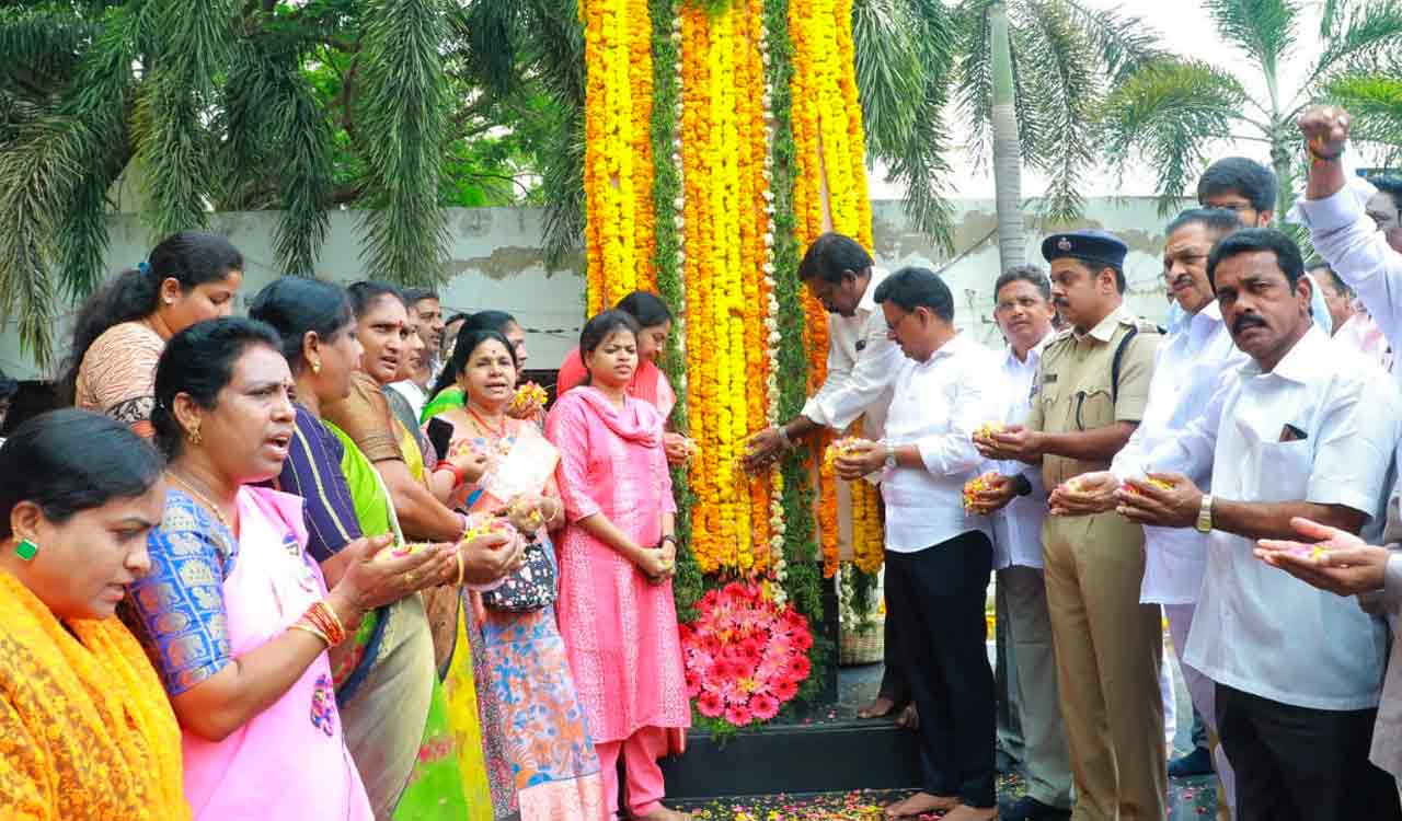 Rich tributes paid to Telangana statehood martyrs in Khammam
