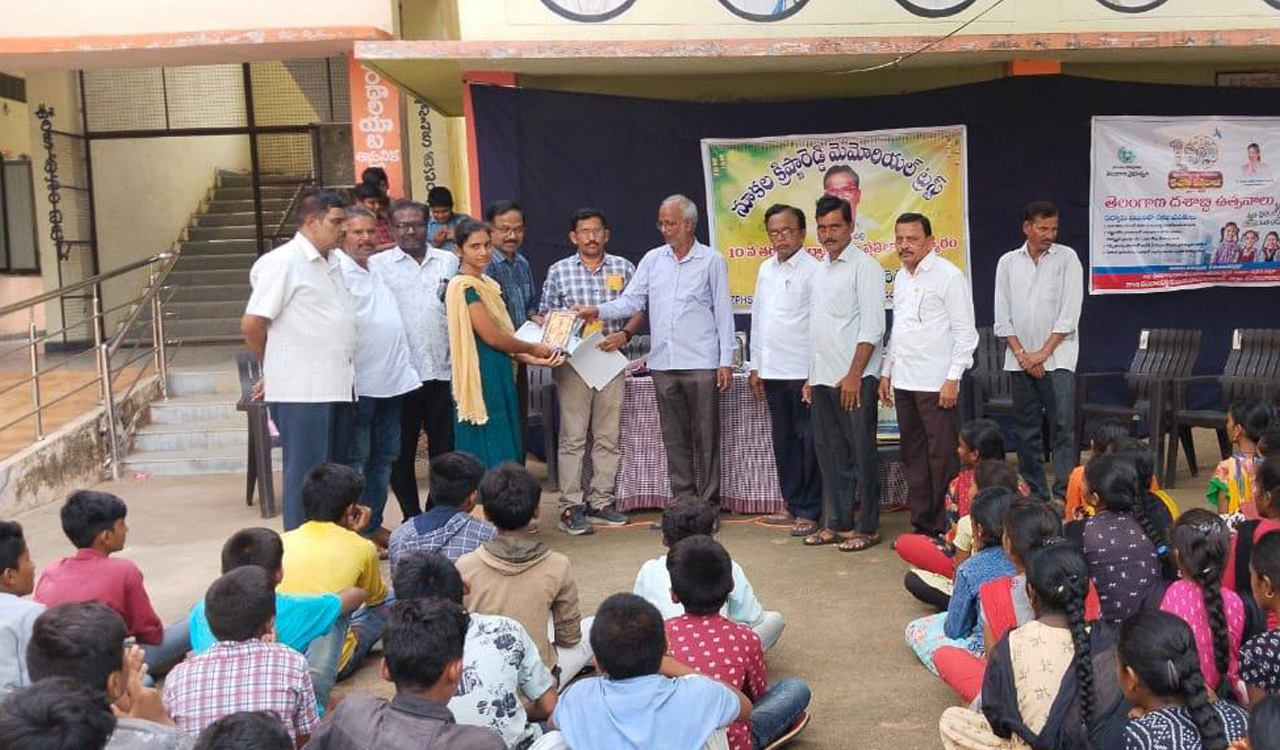 Mahabubabad: Rtd horticulture officer donates Rs 18,000 to meritorious SSC students