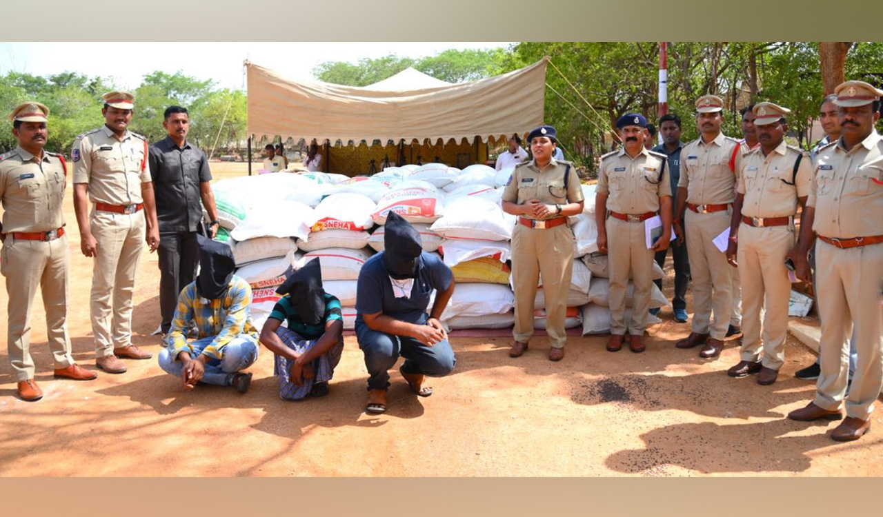 Narketpally police busts spurious cotton seed racket