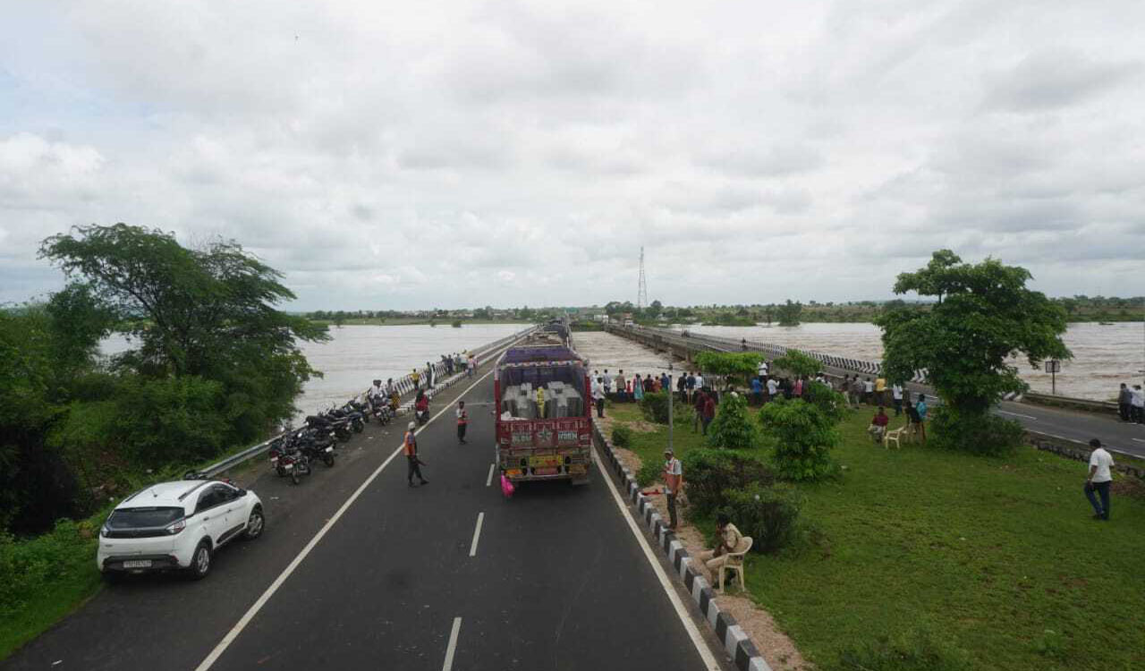 Rains: Traffic on inter-state bridge suspended in Adilabad