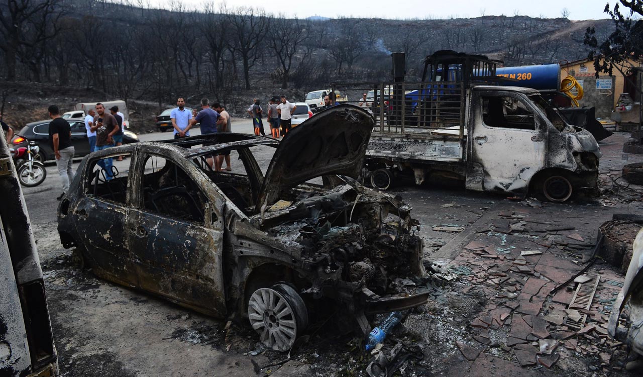 34 including 10 soldiers killed in Algeria wildfires