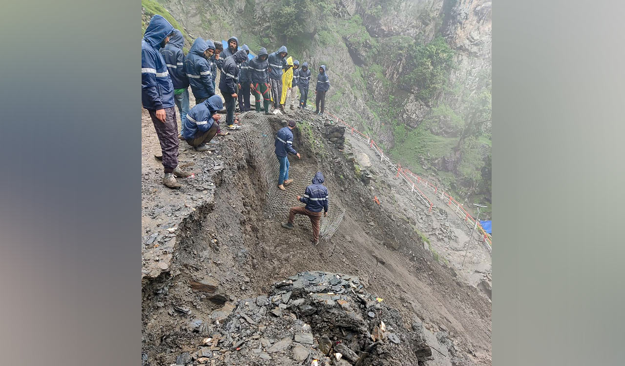 Thousands of pilgrims stranded as weather forces suspension of Amarnath Yatra for 2nd day