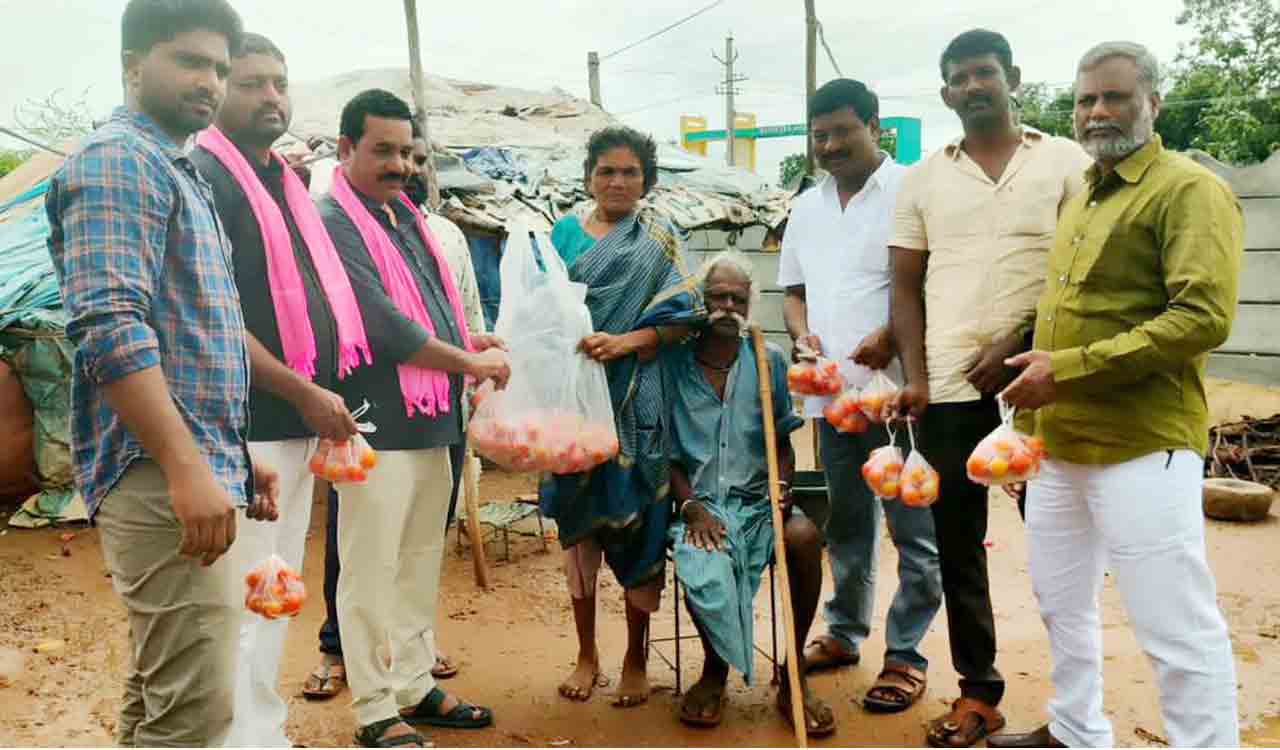 BRS leaders distribute tomatoes on Energy Minister’s birthday