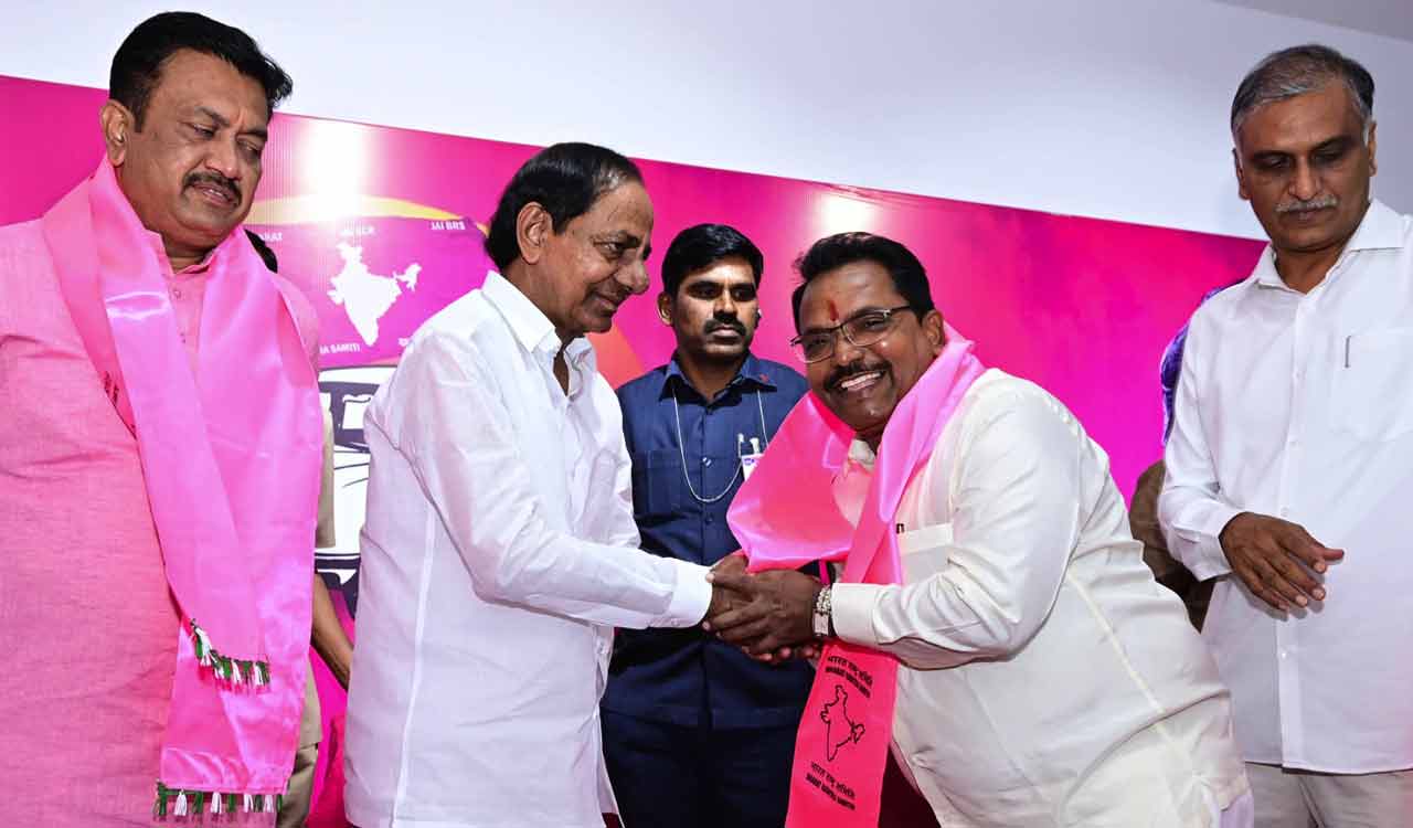 Over 300 leaders from Solapur, Nagpur join BRS