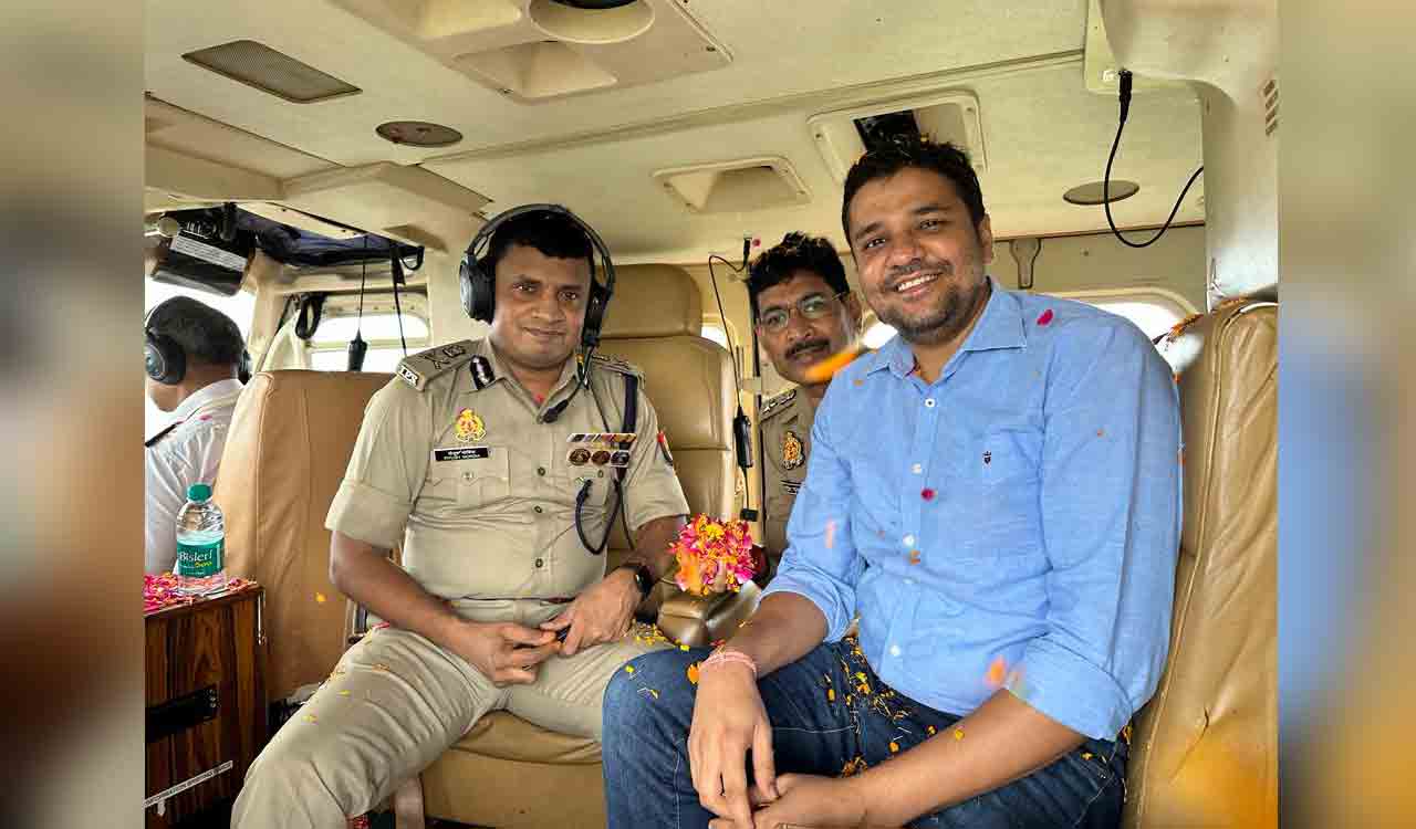 Flower petals showered from helicopter on kanwariyas in Barabanki