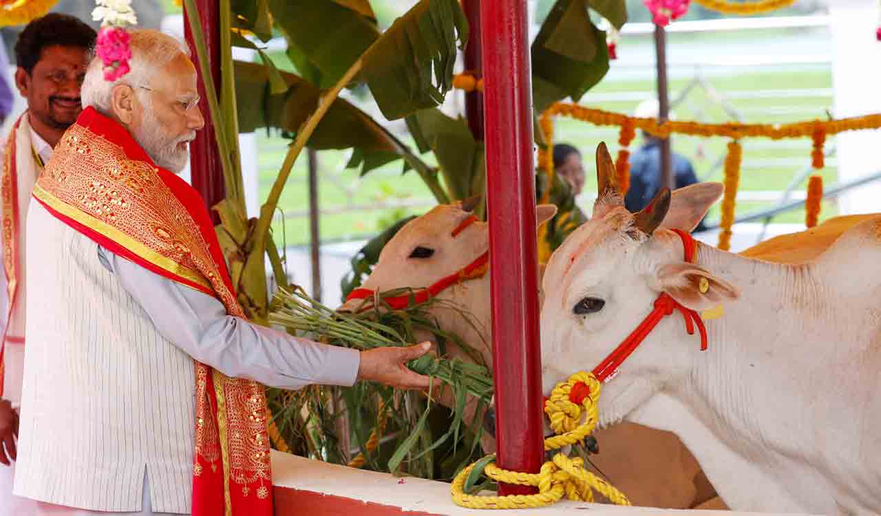 PM Modi offers prayers at famous Bhadrakali temple