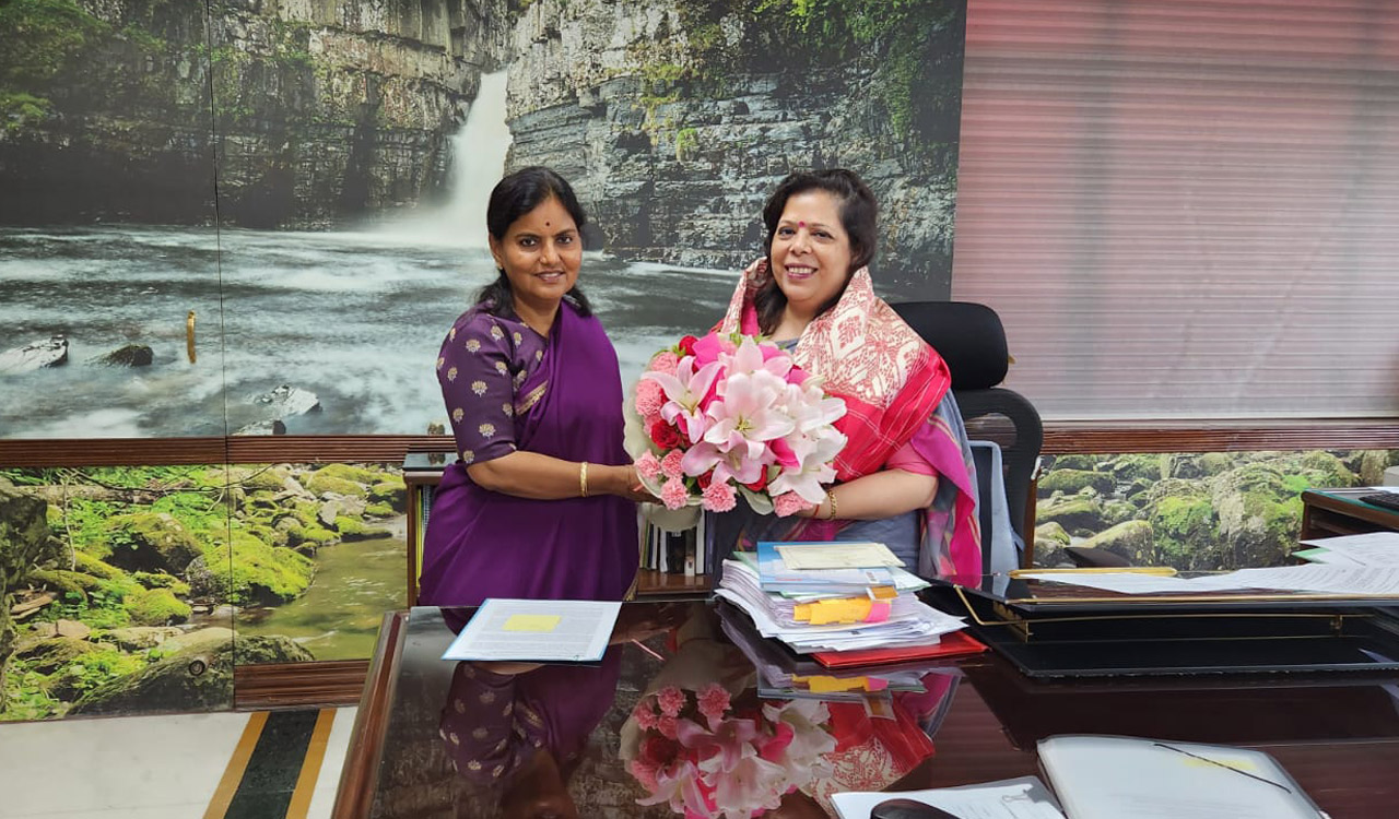 Telangana Chief Secretary meets Union Secretaries, appeals to address pending issues