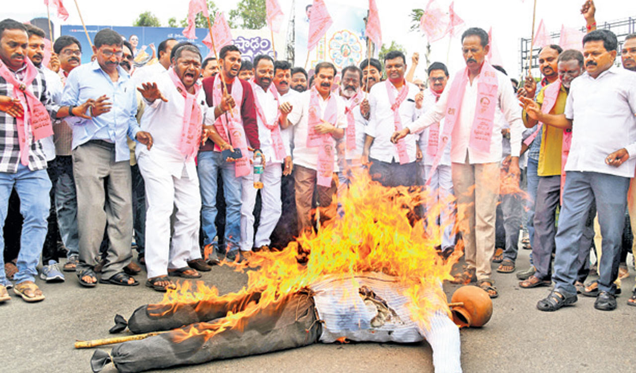 BRS lambasts Congress for its anti-farmers policies, stages protest across State