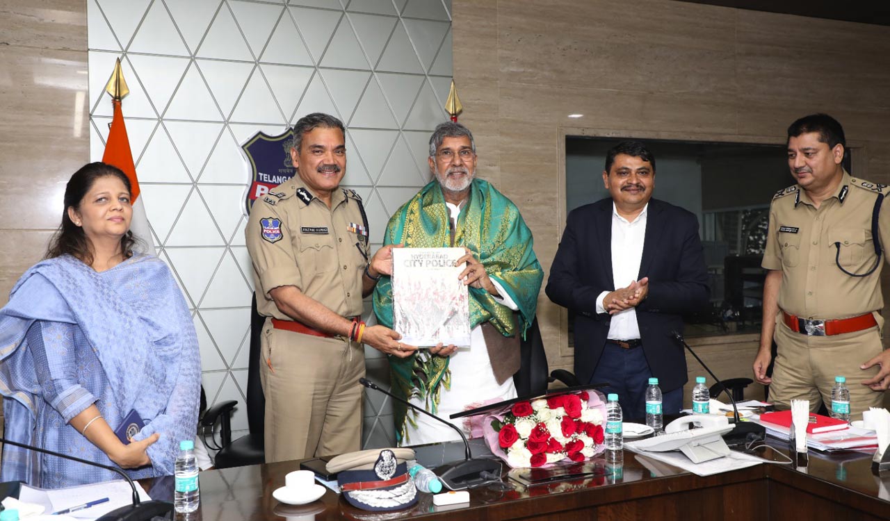 Nobel laureate Kailash Satyarthi meets Telangana DGP Anjani Kumar