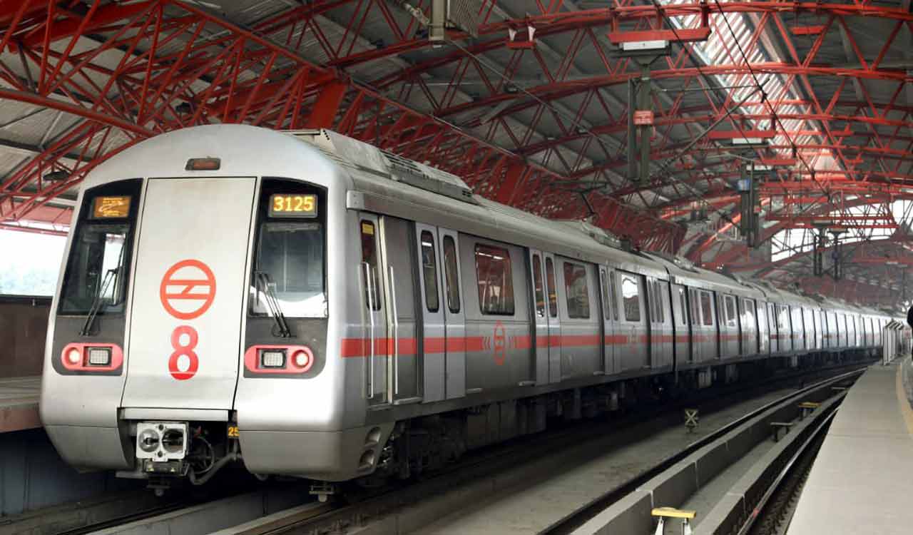 Man jumps to death in front of Delhi metro
