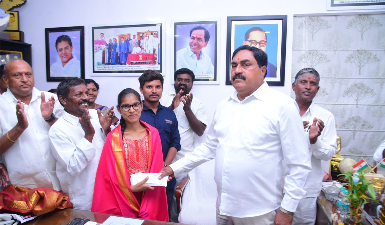 Jangaon: Errabelli helps Dalit girl to pursue her dream of becoming doctor
