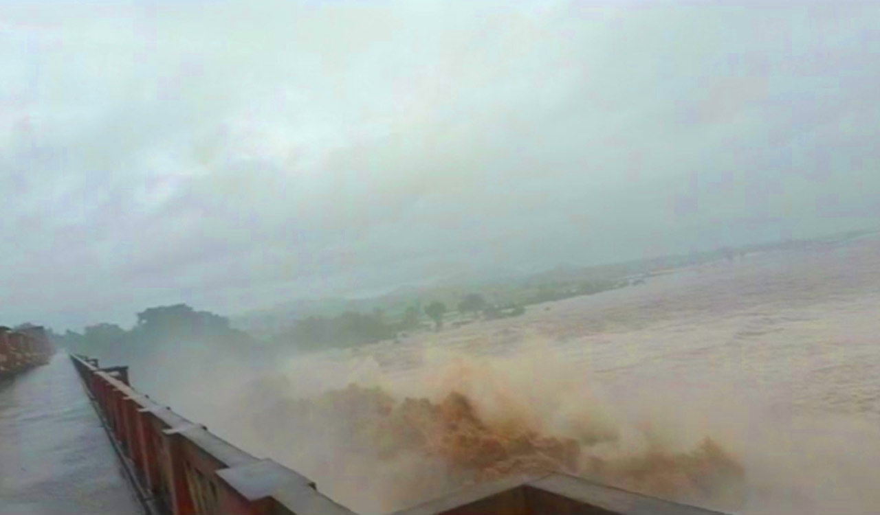 Extremely heavy rains lash Telangana, 650mm in Mulugu; several areas flooded