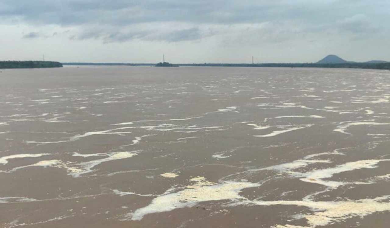 Flood flow in Godavari river shows receding trend, still above danger mark at Sirpur, Bhadrachalam
