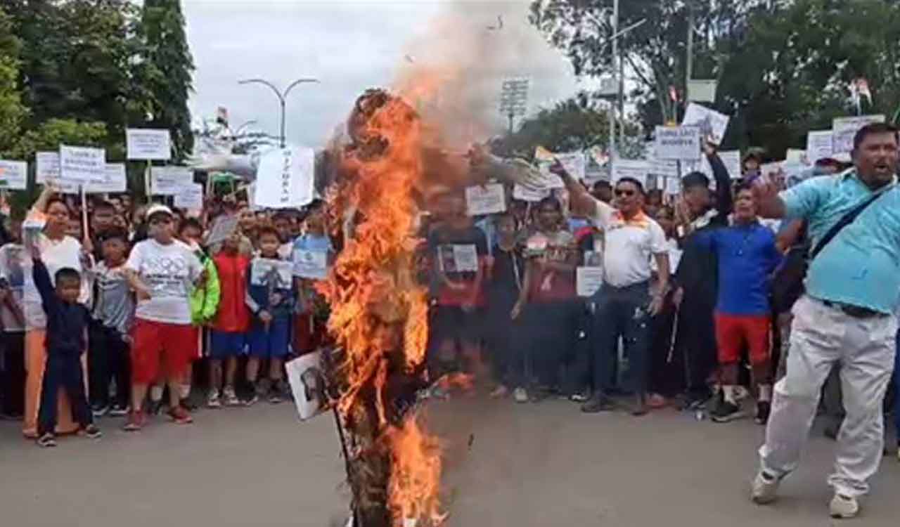 Manipuri activists burn effigies of Mizoram Chief Minister in Imphal