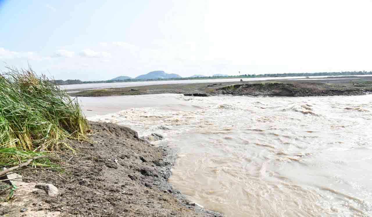 Telangana: Kalvala project bund breached due to incessant rainfall