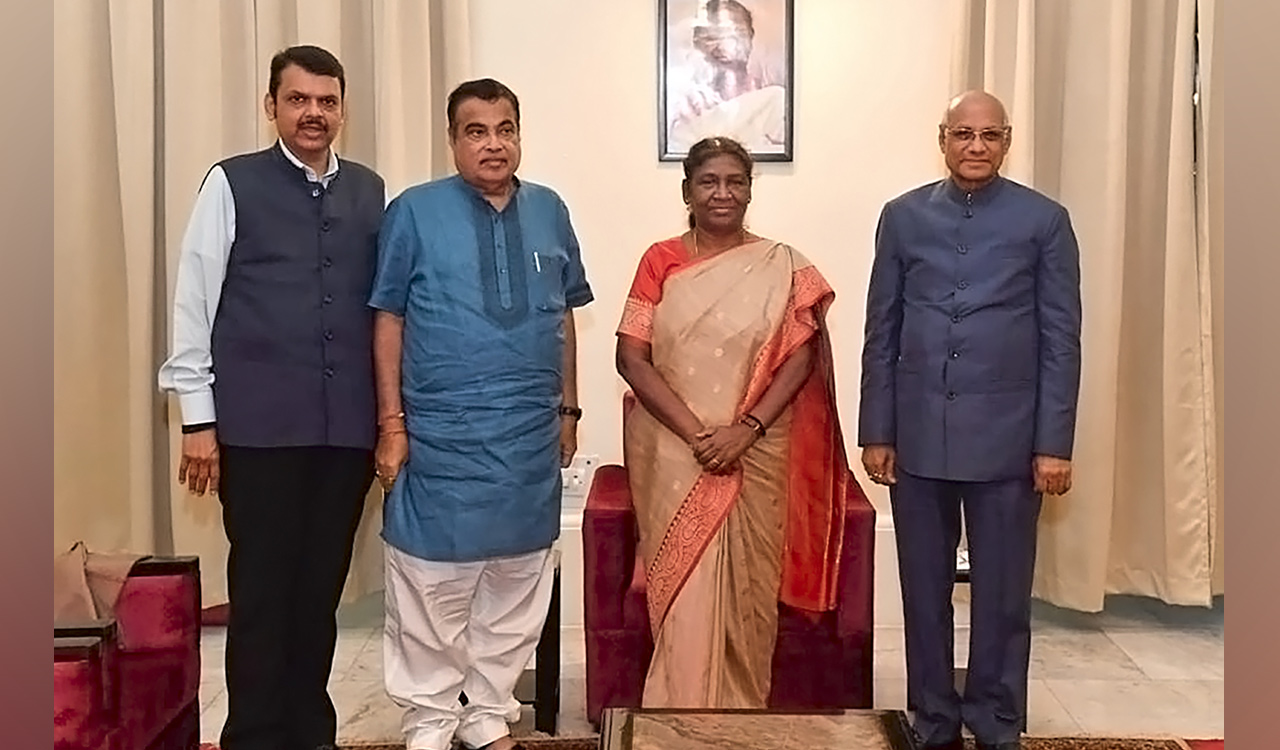 Union Minister Nitin Gadkari meets President Droupadi Murmu at Nagpur Raj Bhavan
