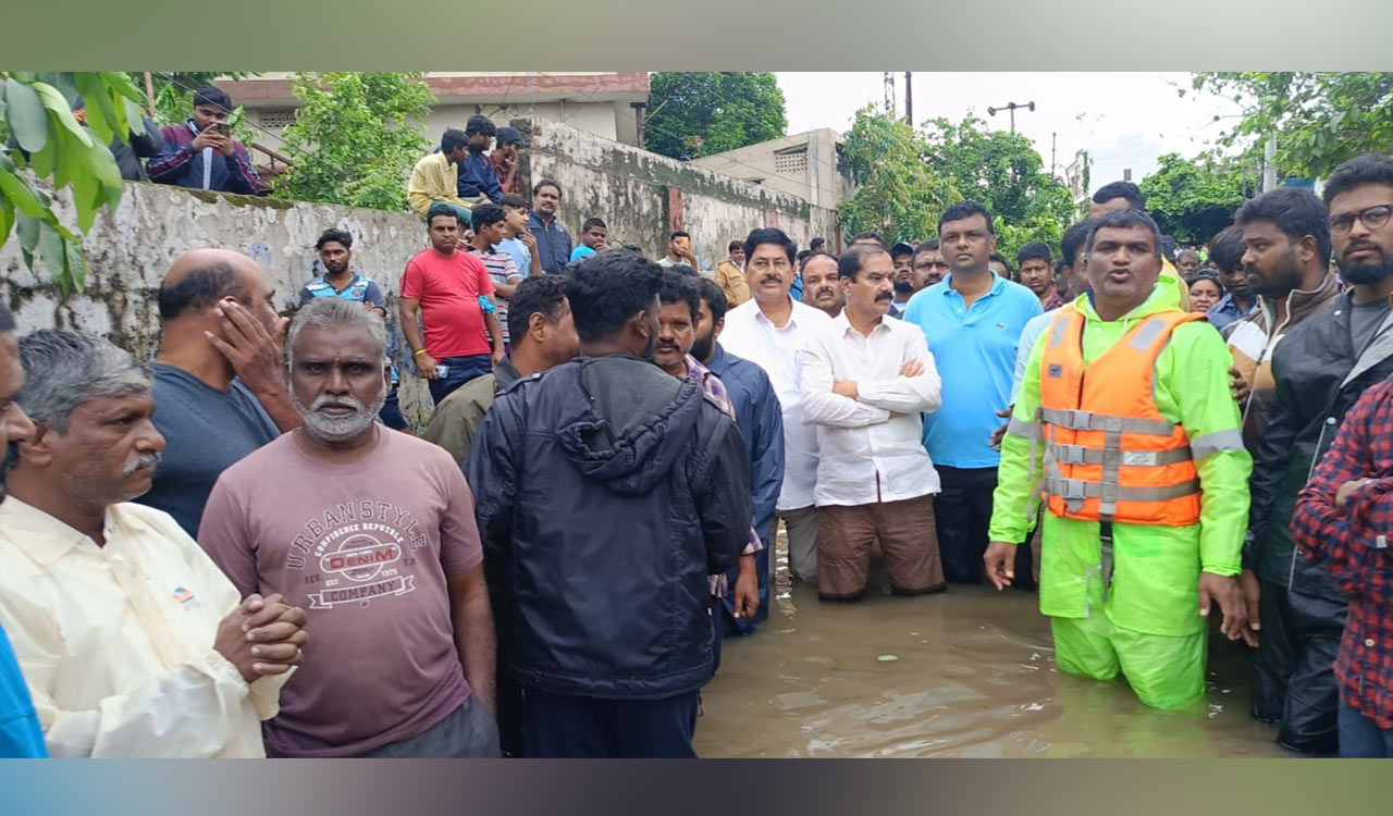 Hanamkonda: MLA Vinay Bhaskar visits flood-affected areas, assures relief