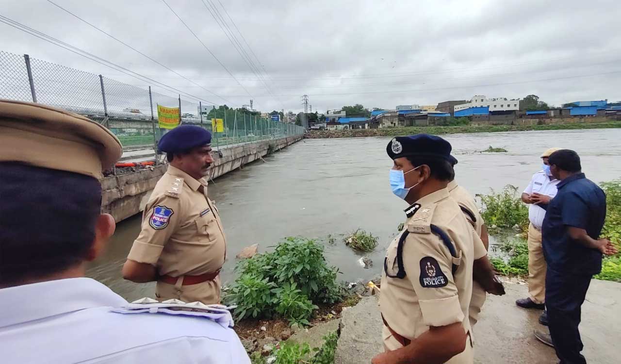 Hyderabad: Police monitor Musi River flow as HMWS&SB releases water
