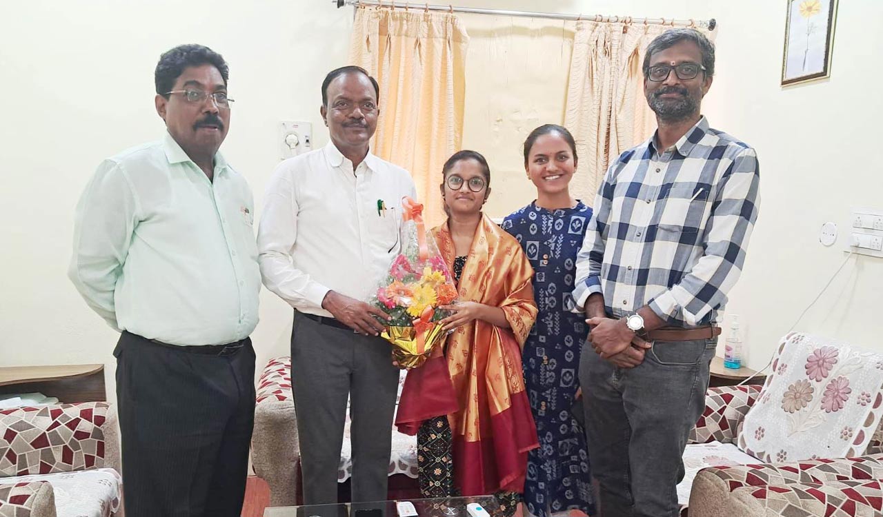 KU V-C felicitates Pingle Government College student Tejaswi for securing admission at IIT-Guwahati