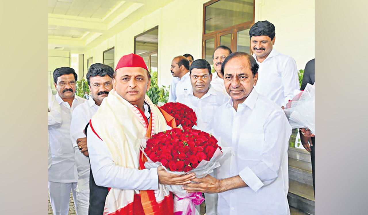 Akhilesh Yadav meets KCR in Hyderabad