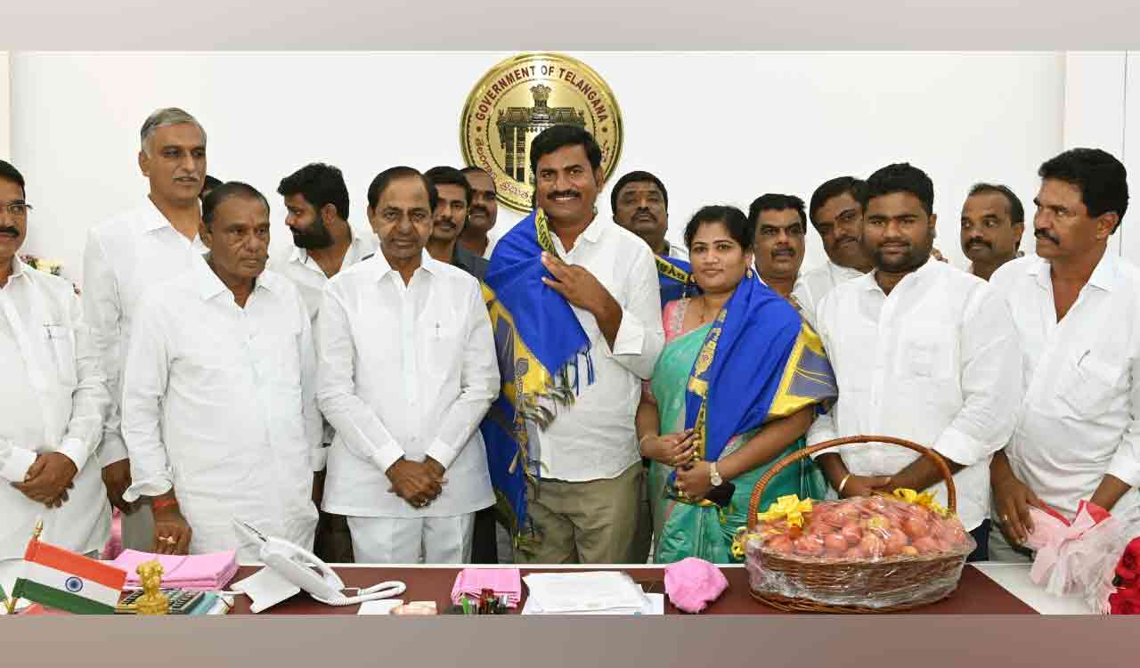 CM KCR felicitates tomato farmer Mahipal Reddy