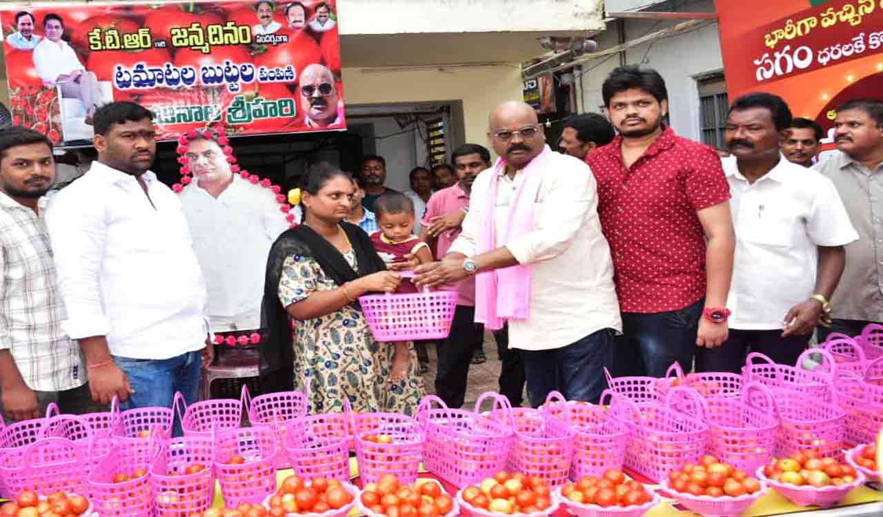 KTR b’day: Tomatoes distributed to poor people in Warangal