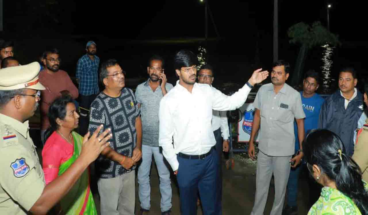 Munneru River in spate in Khammam, residents alerted