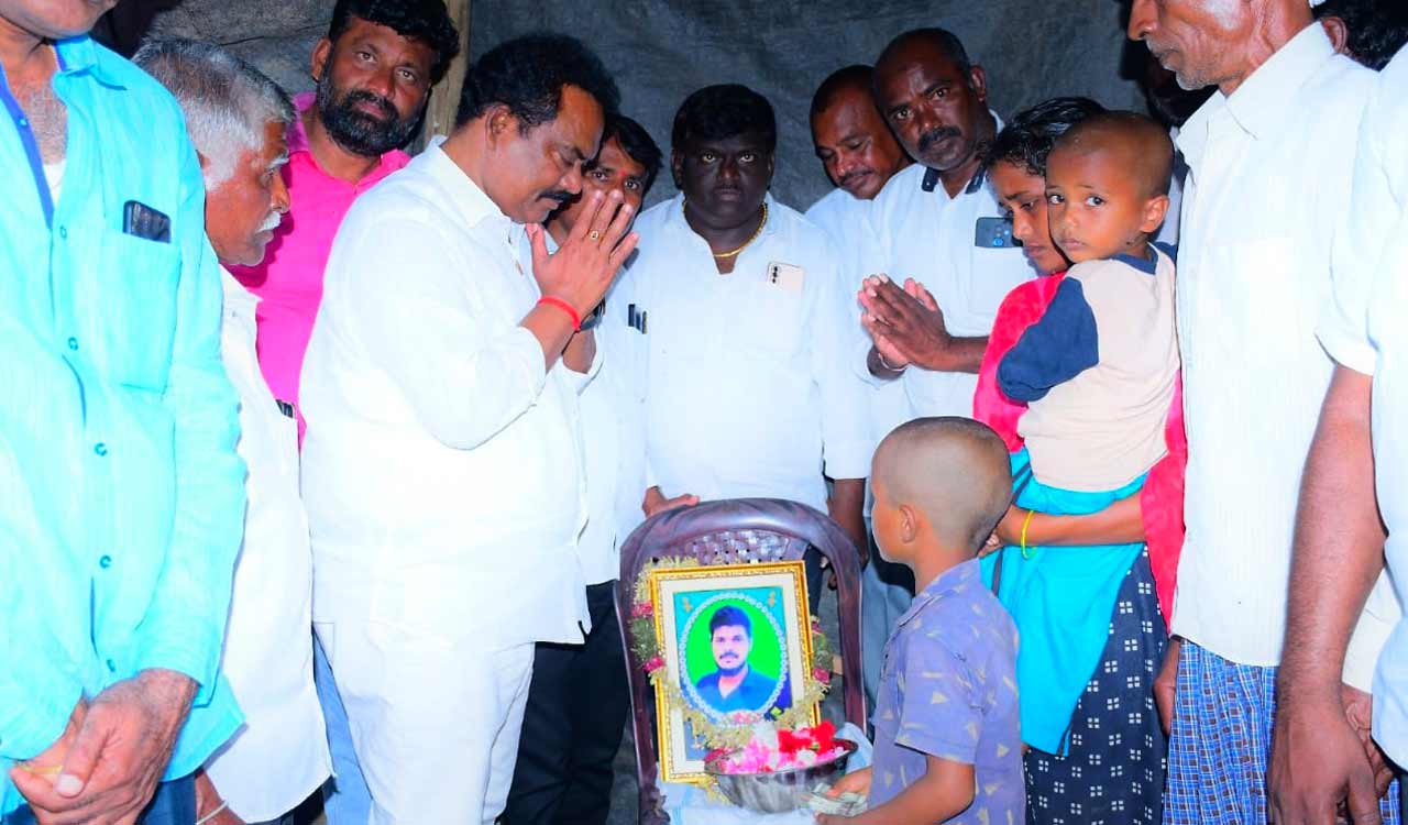 Telangana: Choppadandi MLA extends support to kin of electrocution victim