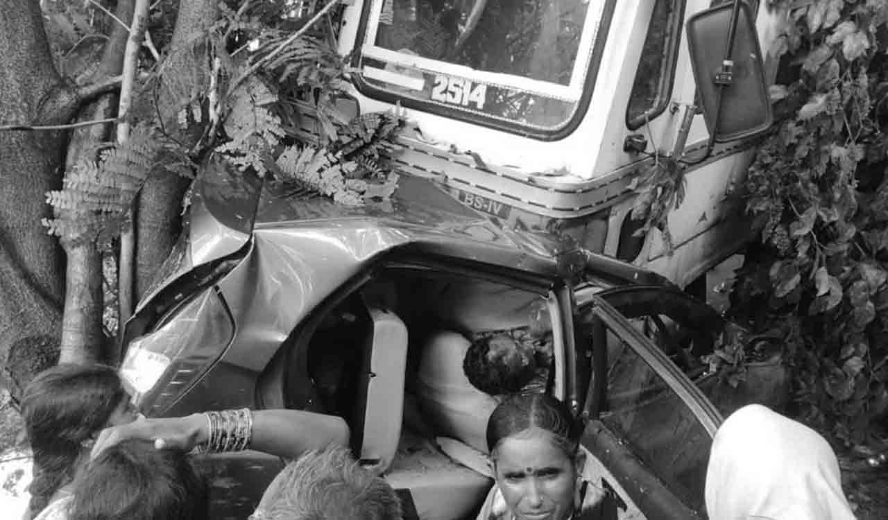 Medak: BRS leader, son die in road accident in Narsingi