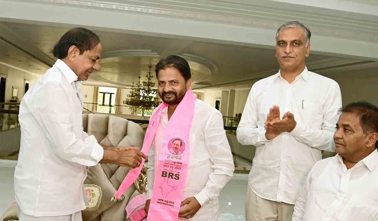 Yerpula Narottam joins BRS in the presence of KCR