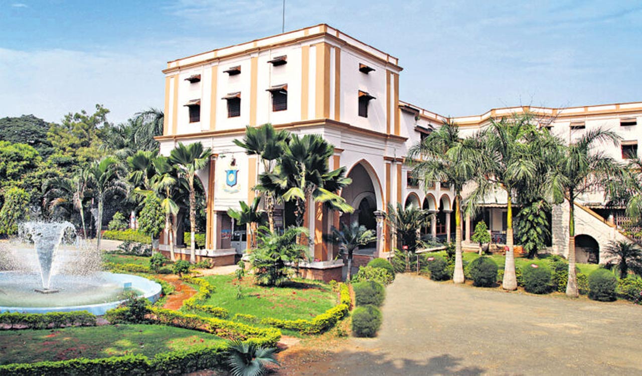 Students enrolling in BBA Retail Operations course at Nizam College to have 3-days apprenticeship