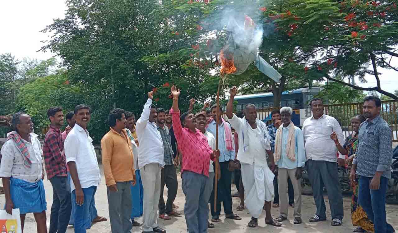 Anti-farmer remark: Farmers burns effigies of Revanth Reddy