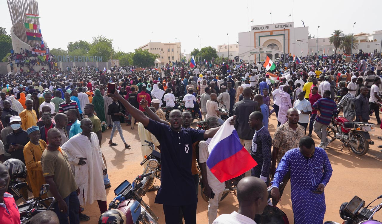 Supporters of Niger’s coup march through capital waving Russian flags and denouncing France