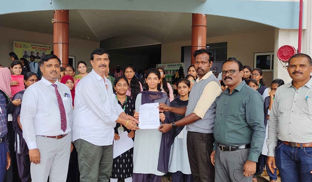 Khammam: 42 girl students of SBIT bag jobs in Cognizant