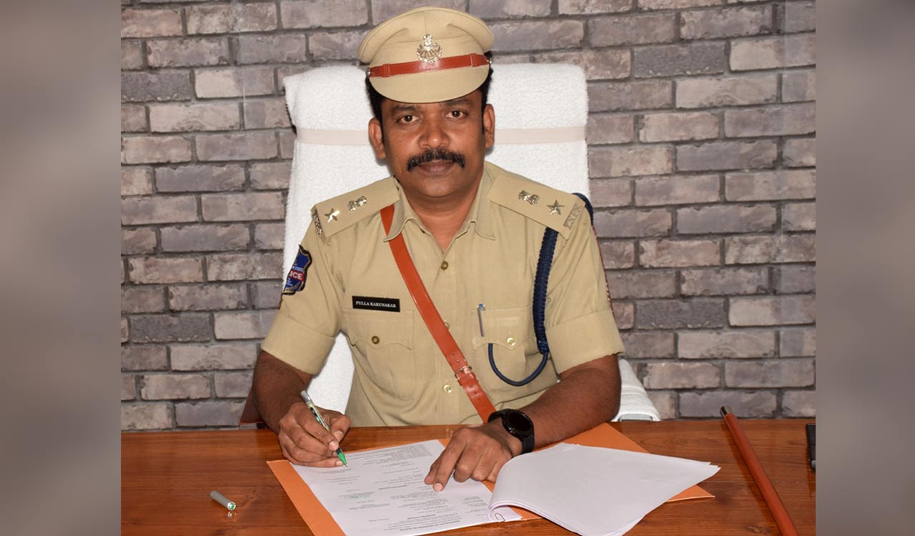 Telangana: Pulla Karunakar assumes office as SP of Bhupalpally