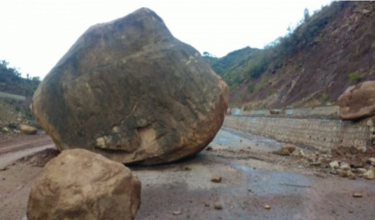 Jammu-Srinagar Highway closed due to shooting stones