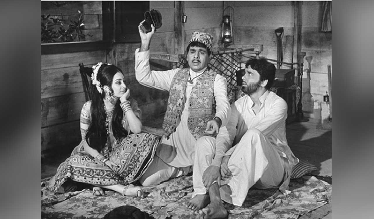 Saira Banu shares snippet of Dilip Kumar’s ‘most spell-binding, enthralling performance’