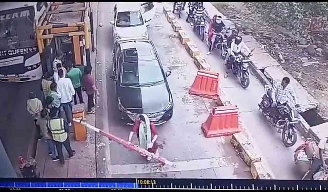 Woman assaults toll plaza staff in Greater Noida