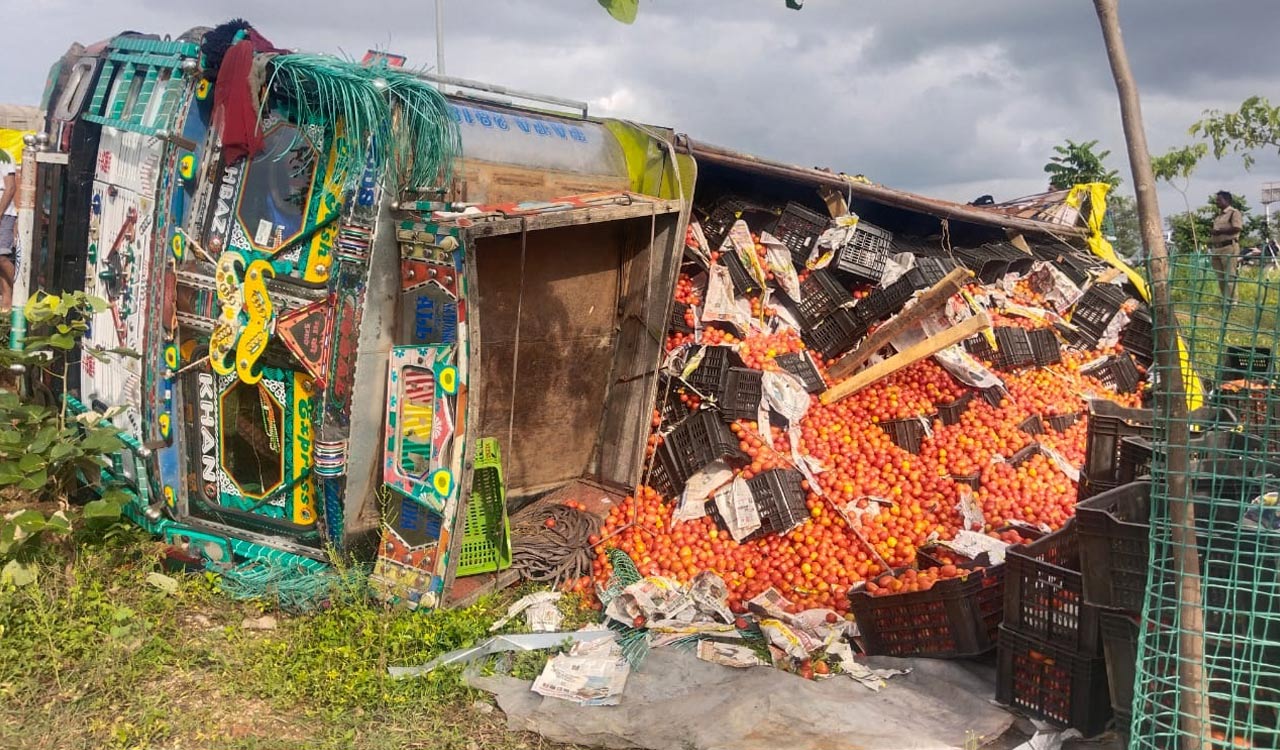 Policemen deployed to prevent looting of tomato load from overturned truck in Adilabad