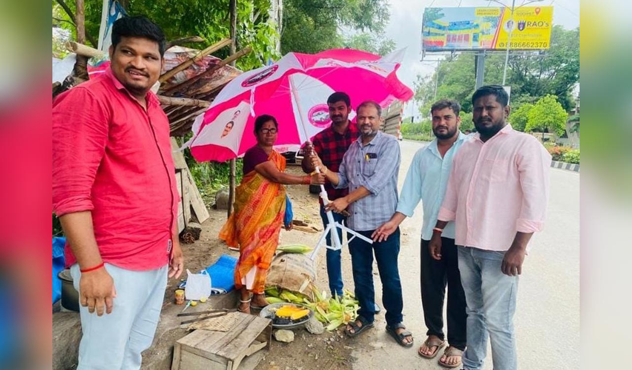 Rains: Harish Rao gifts umbrellas to street vendors in Siddipet