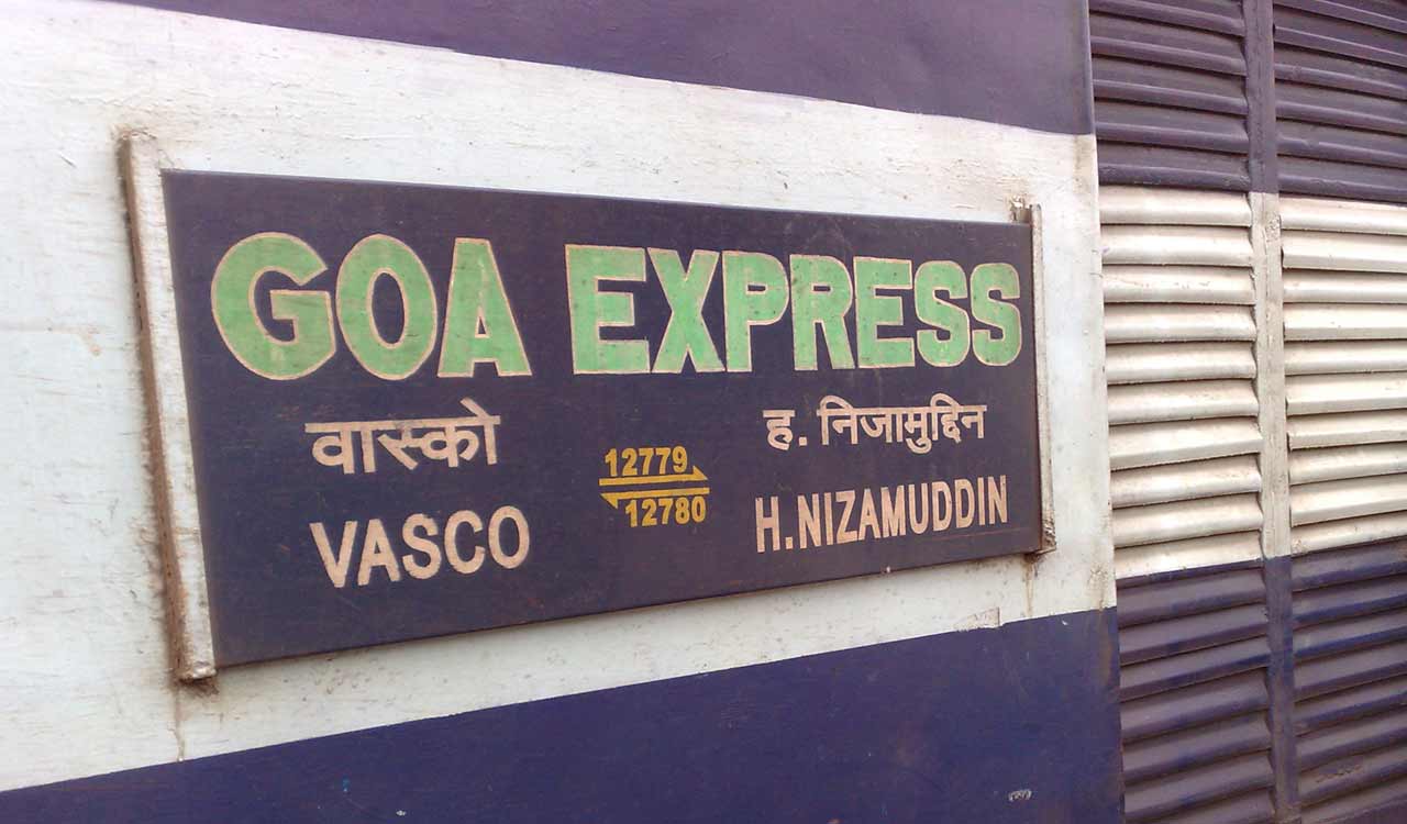 Goa Express arrives 90 minutes early at Manmad and departs in five minutes, leaving 45 passengers behind