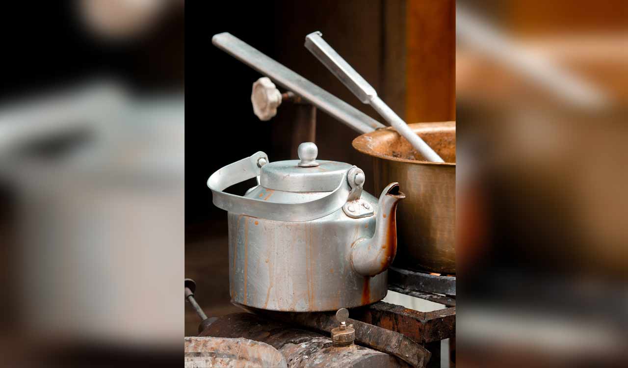 MP: Tea vendor manages traffic on flooded road amid rains in Indore; netizens laud selfless act