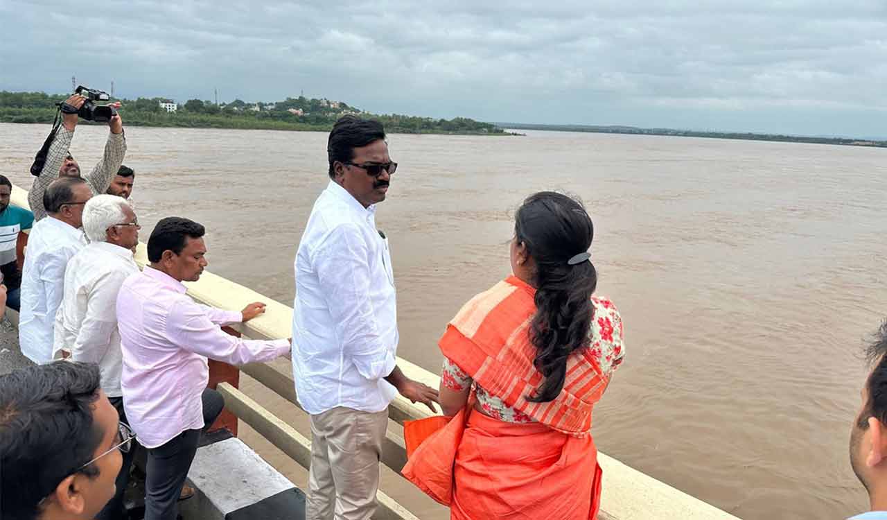 Godavari receding at Bhadrachalam, Puvvada asks officials to maintain alertness