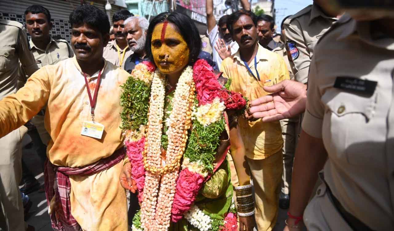 Oracle forecasts rains in the Rangam ritual at Lashkar Bonalu
