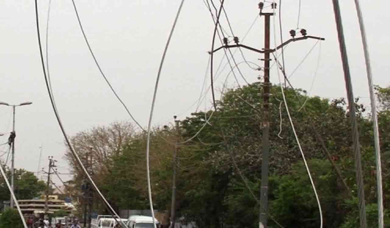 Eight injured as bus makes contact with electrical wires in UP
