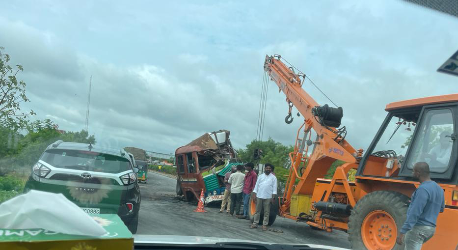 Telangana: Massive traffic jam on NH 44 after road accident near Jadcherla