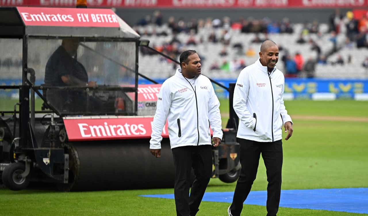 Rain delays start start of play on last day of 4th Ashes test